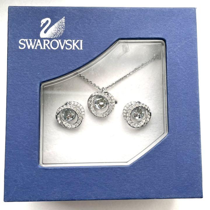 SWAROVSKI スワロフスキー ネックレスとピアスのセット 箱つき 注目ブランド SWAROVSKI スワロフスキー ネックレスとピアスのセット 箱つき 注目ブランド
