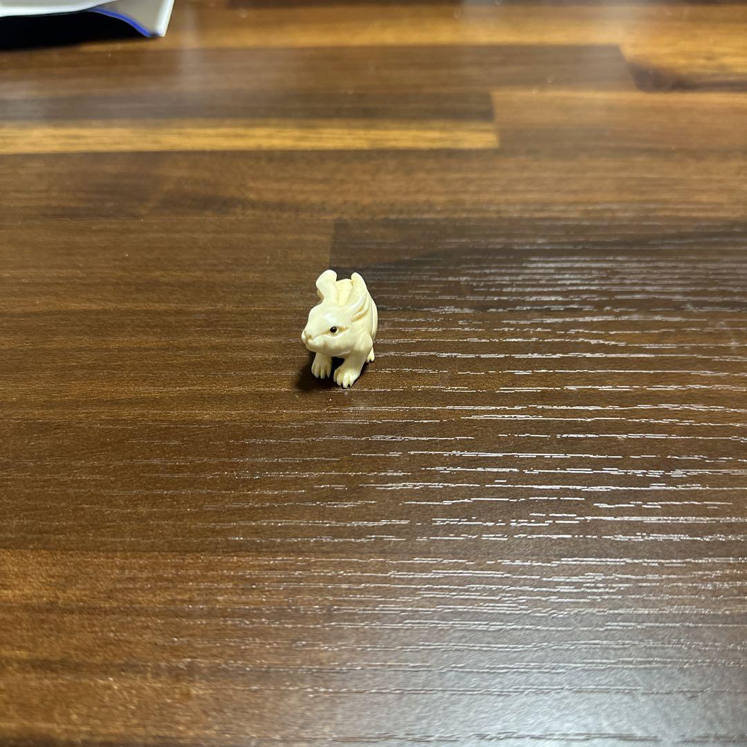根付　ウサギ　兎　在名あり　象牙風