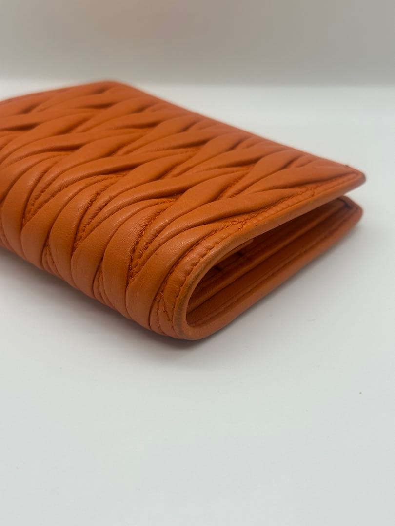 美品　miu miu 二つ折り財布 オレンジ 編み込みデザイン