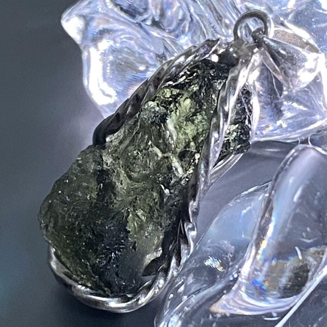 最新な ⭐️超希少❗️⭐️モルダバイト原石ペンダントトップ❣️ チャーム