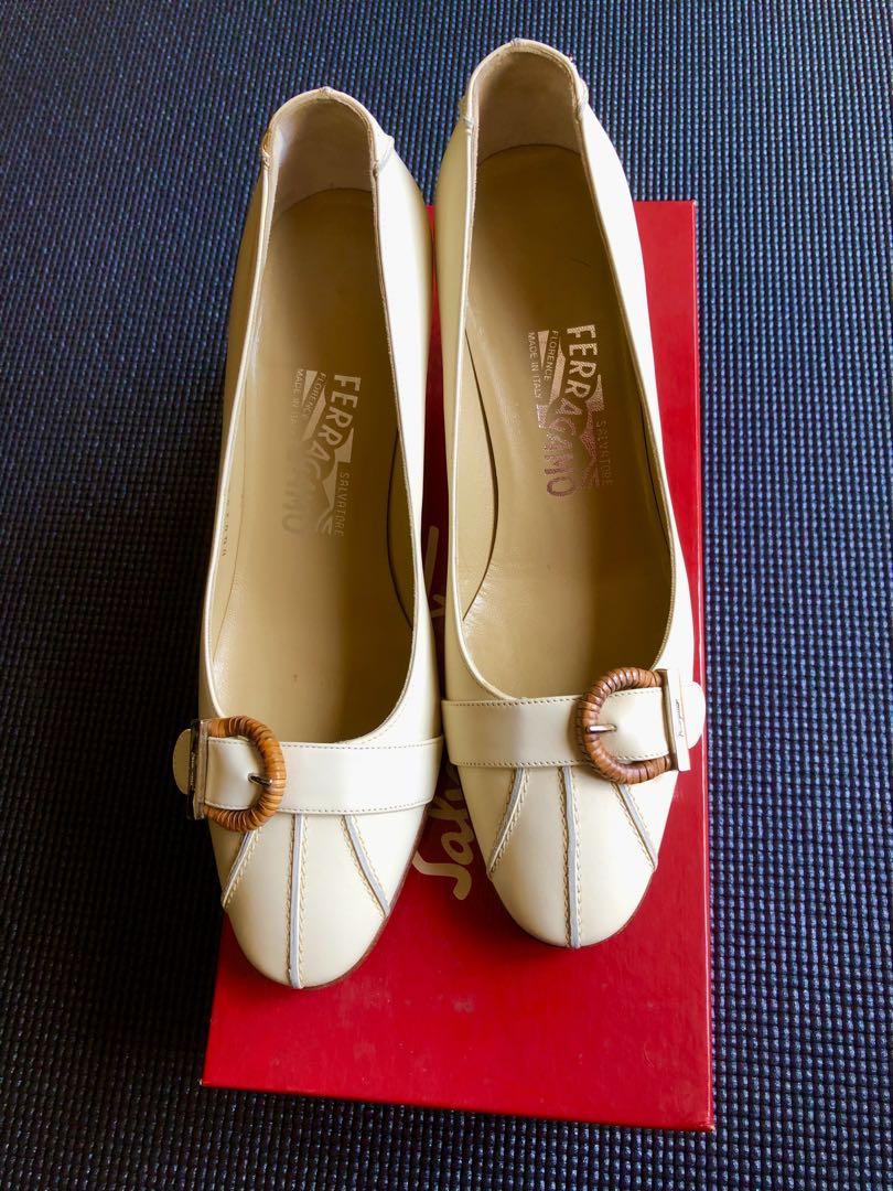 Ferragamo アイボリー バックル付きパンプス　イタリア製本革 中ヒール