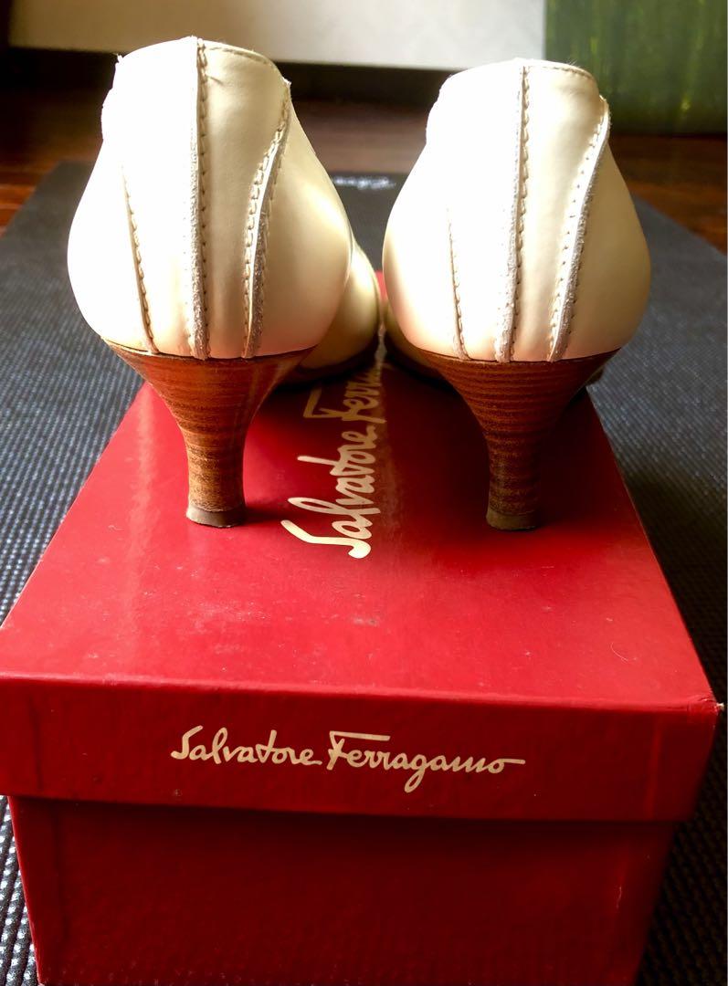 Ferragamo アイボリー バックル付きパンプス　イタリア製本革 中ヒール