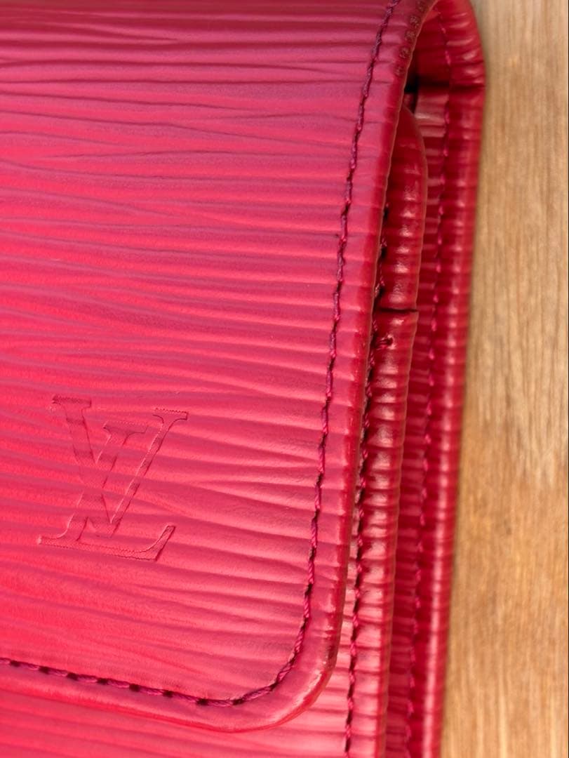 ルイヴィトン エピ ポルトトレゾール インターナショナル 希少カラー 赤 ルイヴィトン エピ ポルトトレゾール インターナショナル 希少カラー 赤