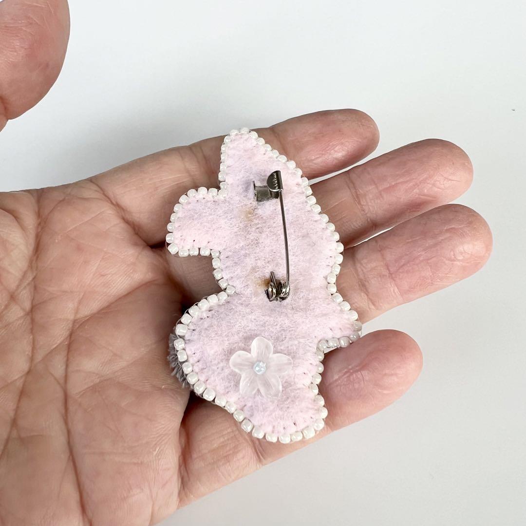ビーズ刺繍ブローチ♡まぁるいシッポのうさこさん♡ハンドメイド