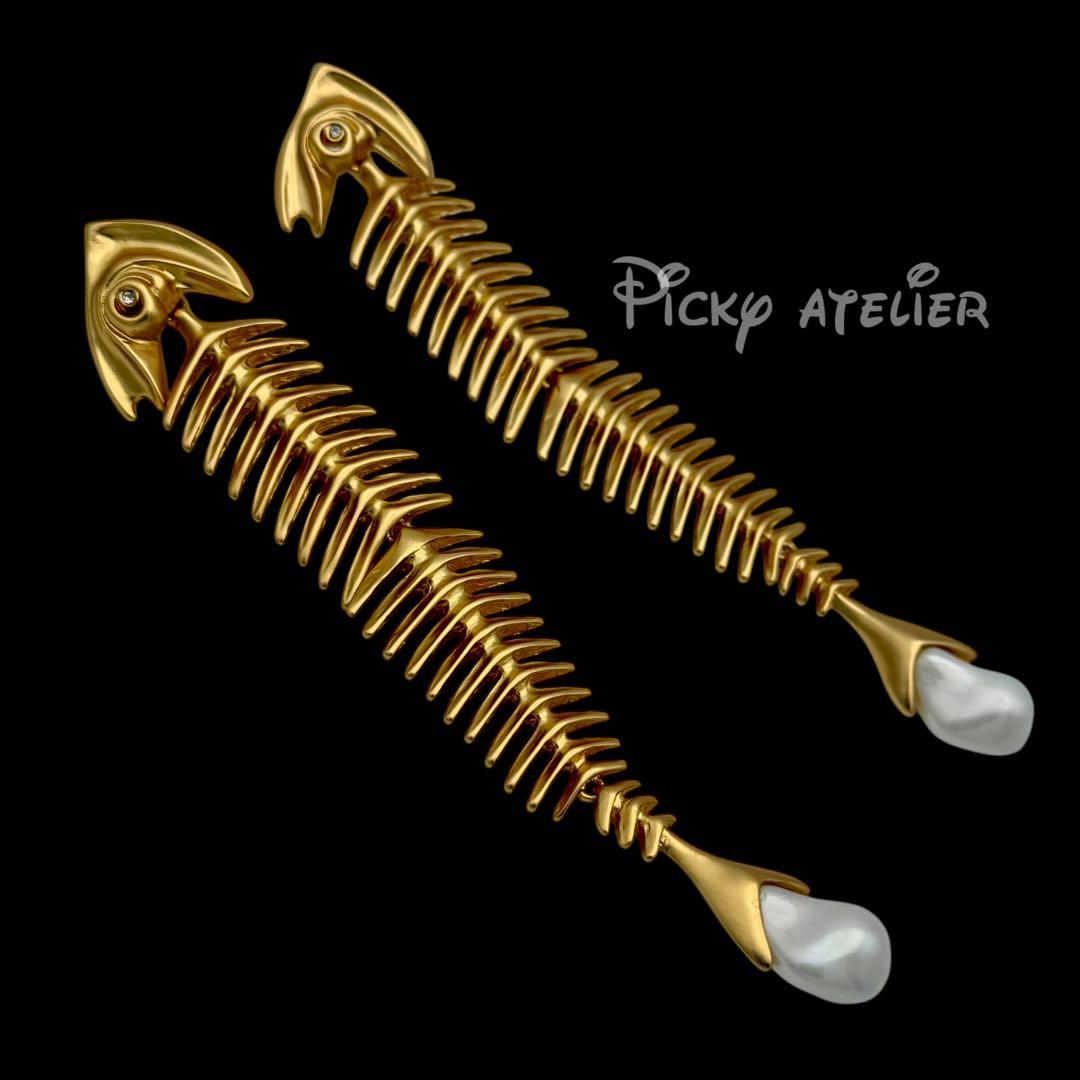 上品 大ぶり ゴールドトーン Schiaparelli刻印ピアス 上品 大ぶり ゴールドトーン Schiaparelli刻印ピアス