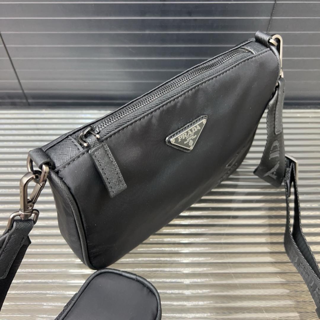 PRADA ブラック ショルダーバッグ PRADA ブラック ショルダーバッグ