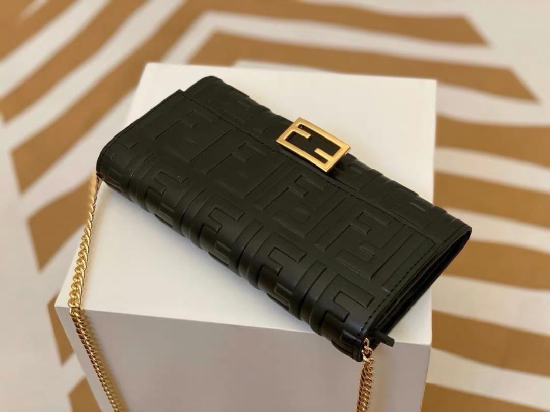 ✨FENDI ✨ロゴパターン 長財布*