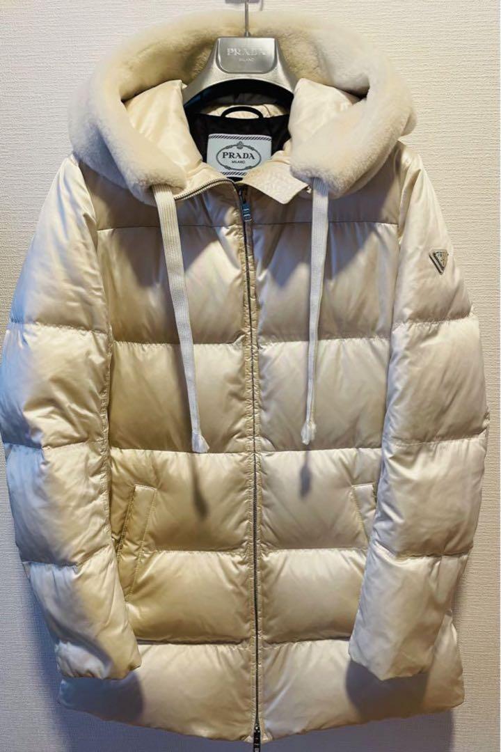 【メーカー直売】 可愛い プラダ ホワイト ダウン ミドル丈ムートンファー44 ジャケット・アウター