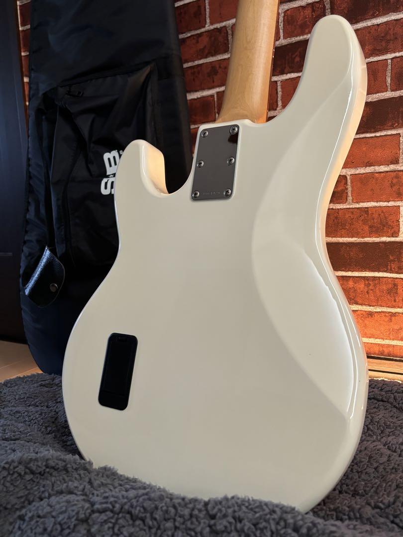 sterling by musicman sub ray4 /ホワイト
