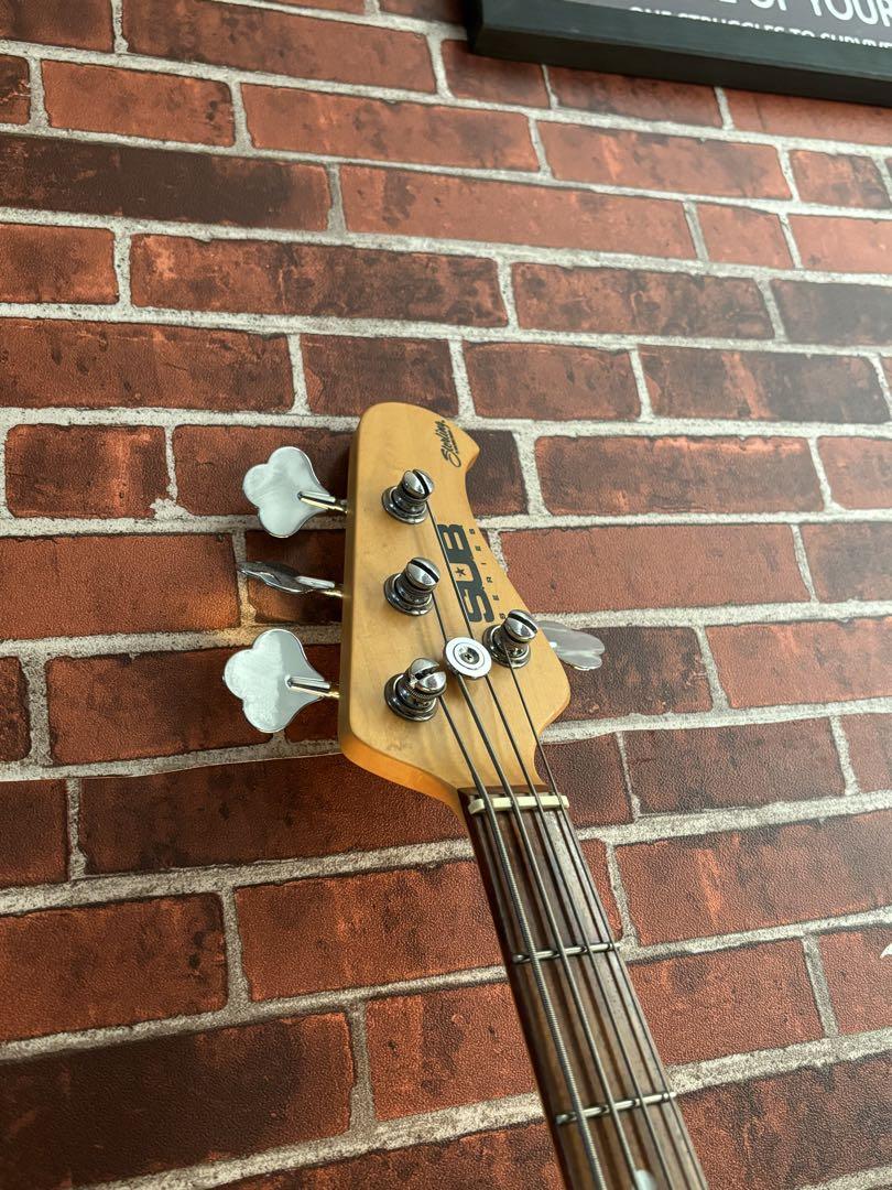 sterling by musicman sub ray4 /ホワイト