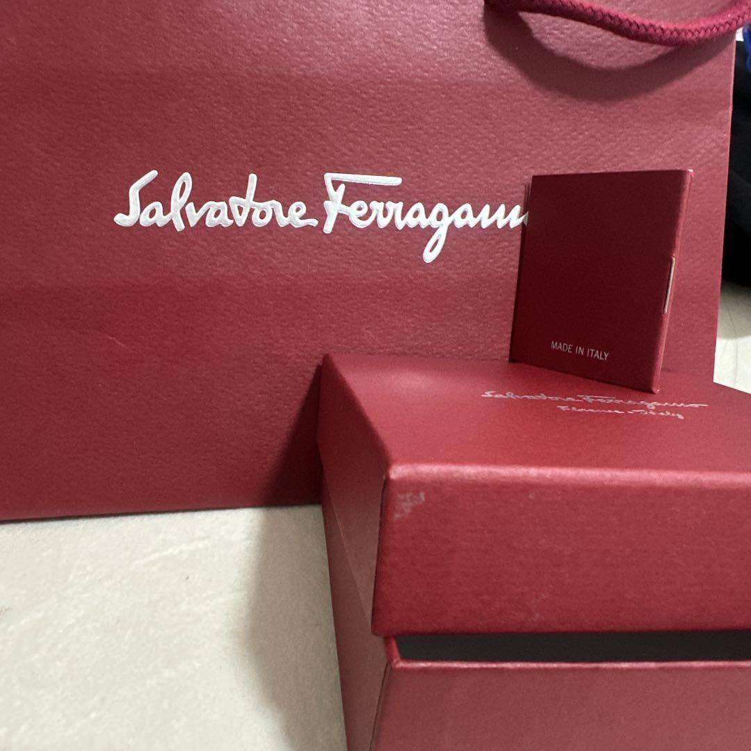 Salvatore Ferragamo ピンクレザーブレスレット - メルカリ
