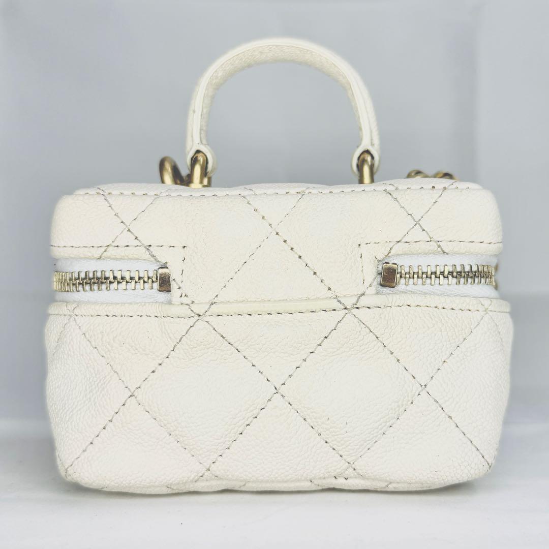 CHANEL シャネル ミニバニティ キャビア チェーンショルダー ホワイト CHANEL シャネル ミニバニティ キャビア チェーンショルダー ホワイト