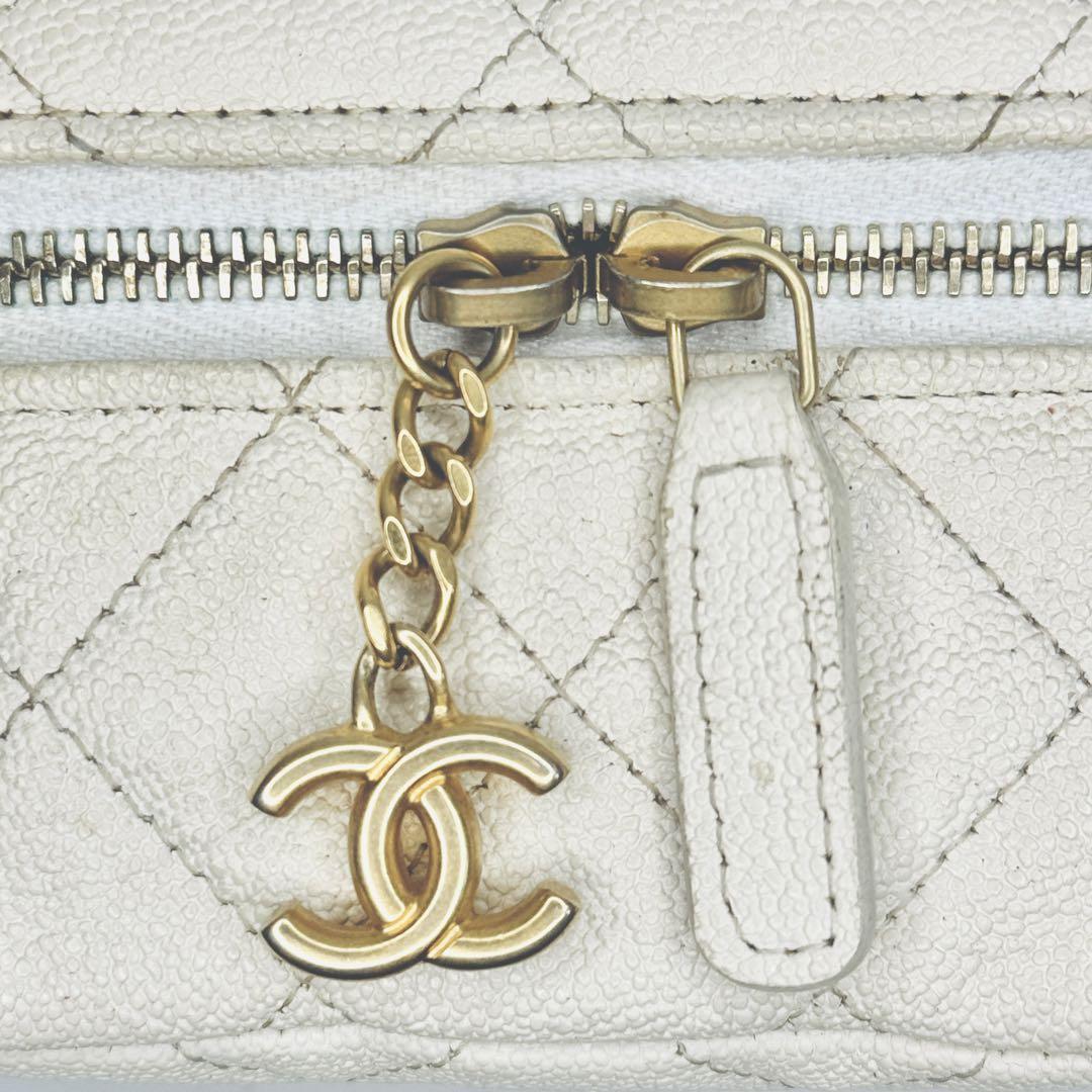 CHANEL シャネル ミニバニティ キャビア チェーンショルダー ホワイト CHANEL シャネル ミニバニティ キャビア チェーンショルダー ホワイト