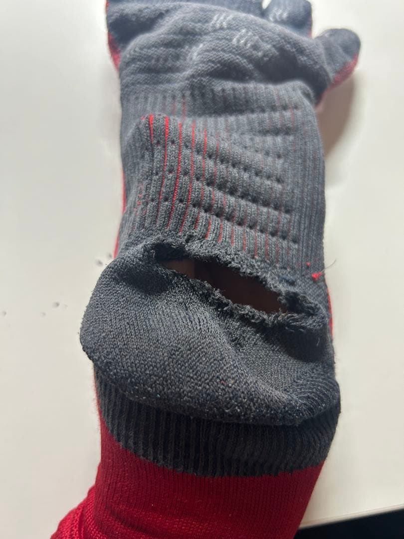 赤と黒の指ありソックス(ダメージあり) 赤と黒の指ありソックス(ダメージあり)