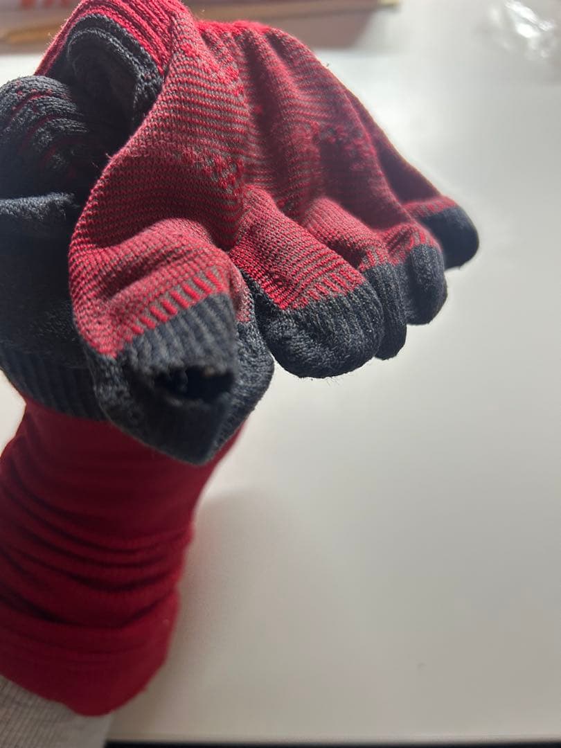 赤と黒の指ありソックス(ダメージあり) 赤と黒の指ありソックス(ダメージあり)