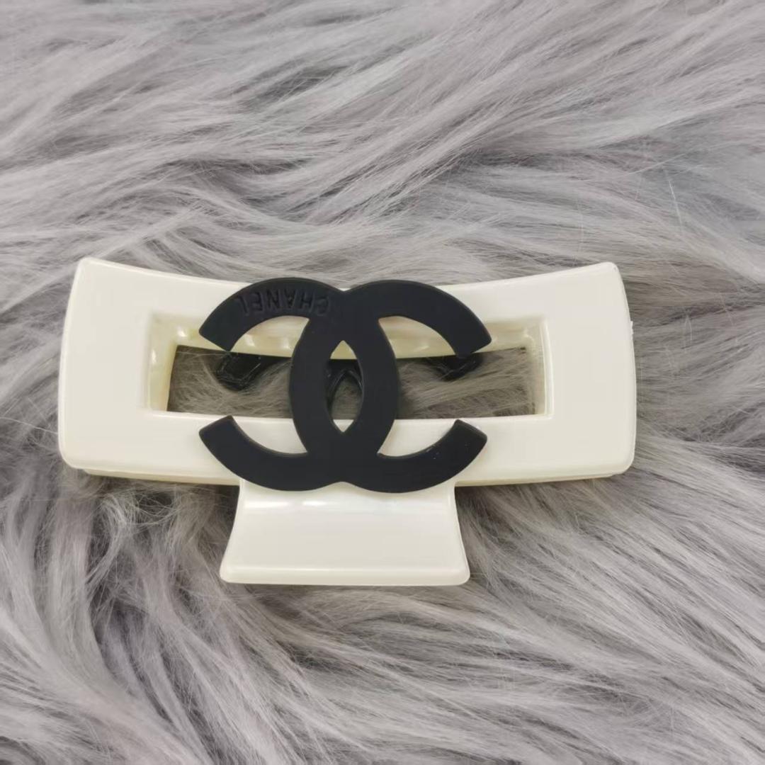 CHANEL アイボリー ヘアクリップ - メルカリ