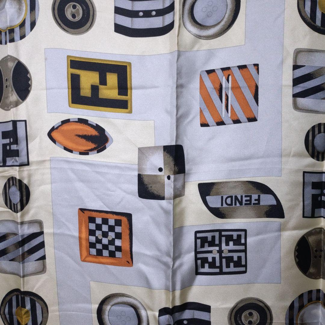 美品 FENDI/フェンディ ボタン柄　大判スカーフ
