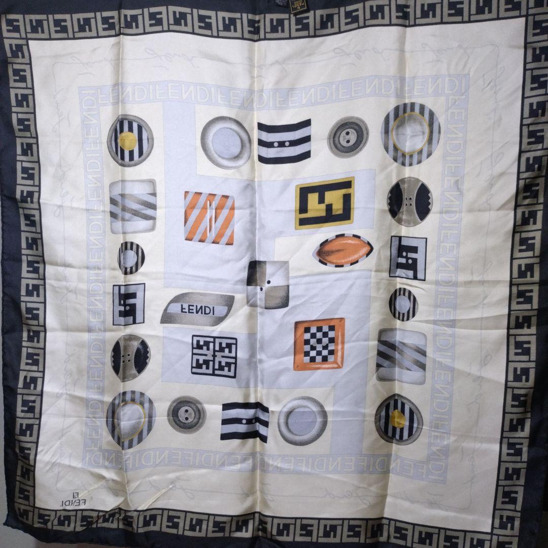 美品 FENDI/フェンディ ボタン柄　大判スカーフ