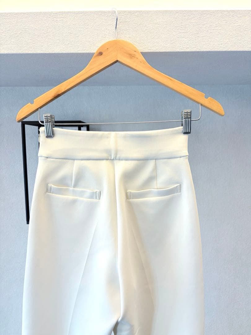 大人気 完売 carla カーラ ビラクパンツ biraku pants 白 1 - メルカリ