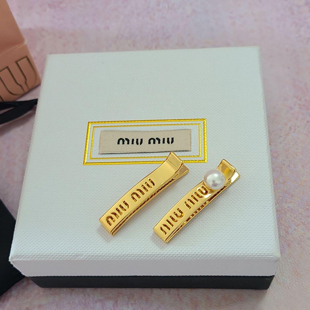 MIU MIU ヘアピン 3点セット ゴールド 国内送関税込】MIUMIU ☆ ロゴ入りヘアピン3個セット (MiuMiu