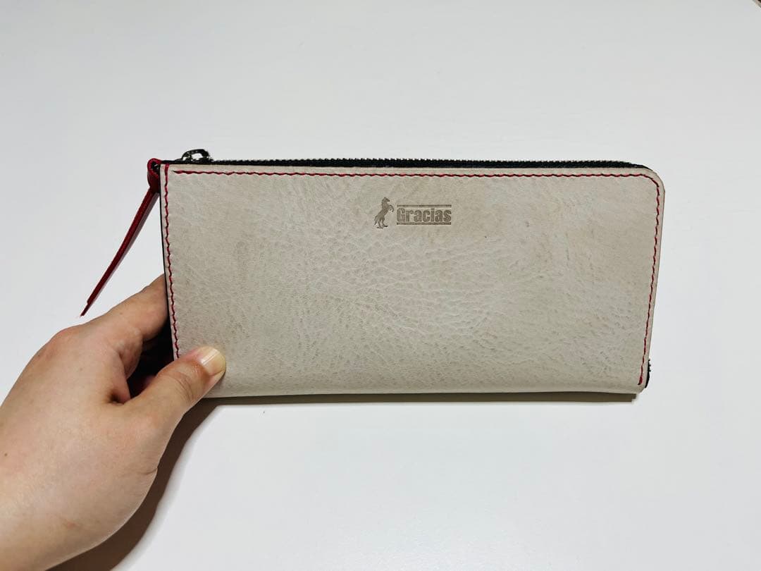 新品・パッと見白い、アイボリー×レッドのL字ロングウォレット（長財布）