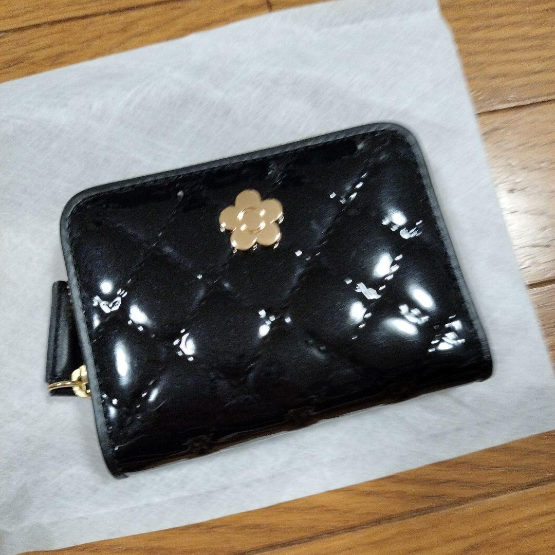 マリークワント エナメルキルトマルチウォレット ブラック