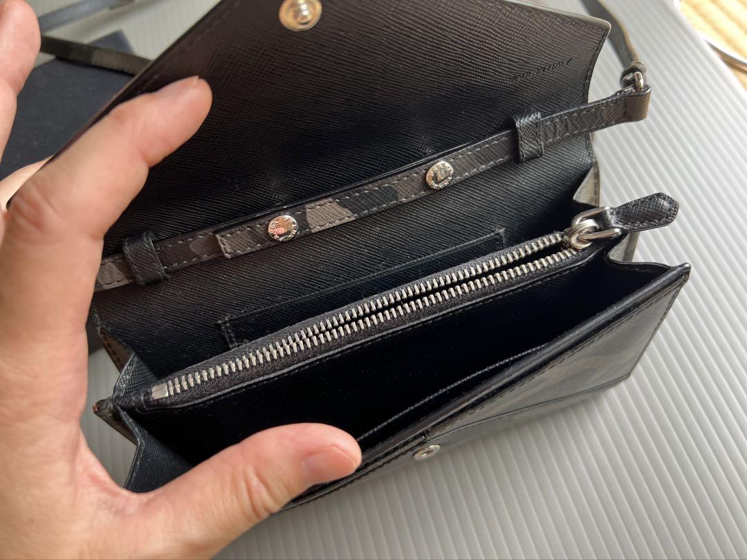 プラダ 2つ折り 財布ロゴ 金具 迷彩 ストラップ付き