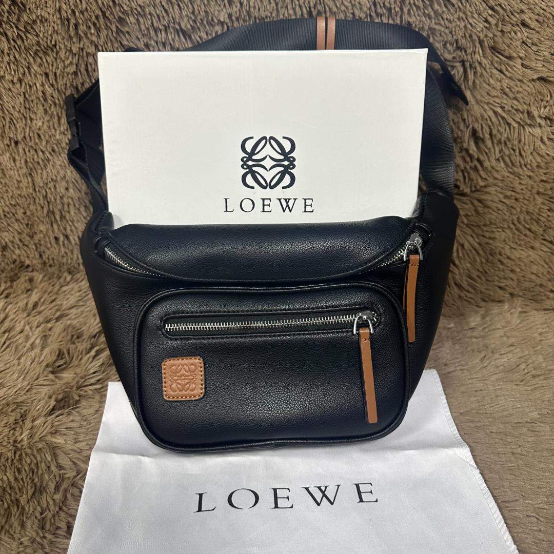 LOEWE ブラック ボディバッグ