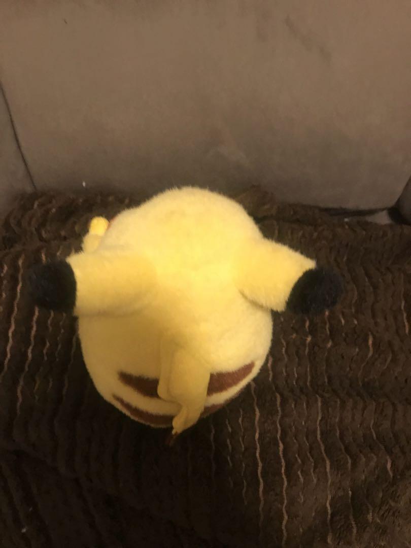TOMY ピカチュウ　ぬいぐるみ