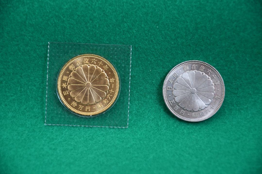 天皇陛下 御在位60年記念 10万円金貨 500円白銅貨
