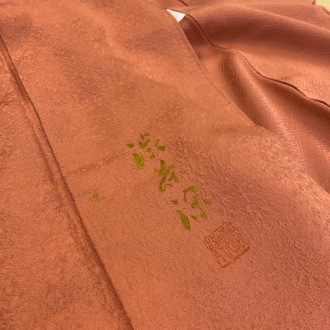 1553】着物 色無地 正絹 袷 一つ紋 ピンクオレンジ 単品販売♪ - メルカリ 1553】着物 色無地 正絹 袷 一つ紋 ピンクオレンジ 単品販売♪ - メルカリ
