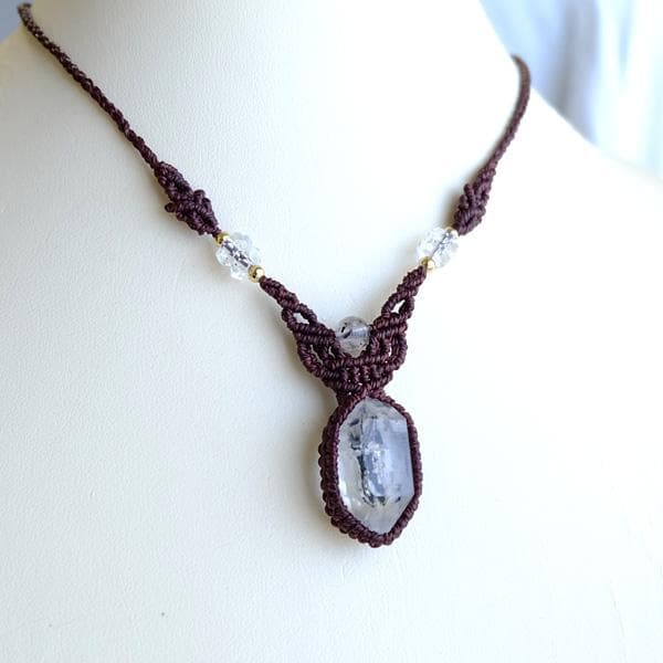 グラファイトインクォーツ両剣水晶 マクラメ編みチョーカーネックレス 3566 グラファイトインクォーツ両剣水晶 マクラメ編みチョーカーネックレス 3566