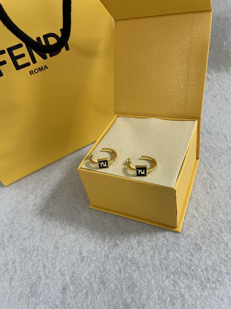 フェンディ ゴールド ピアス 刻印あり