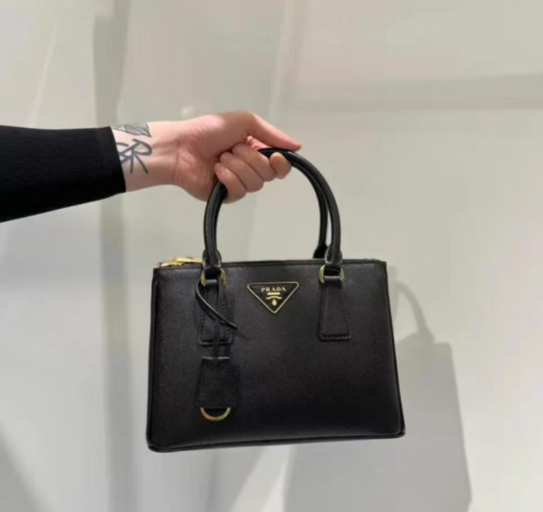 PRADAブラックレザートートバッグ