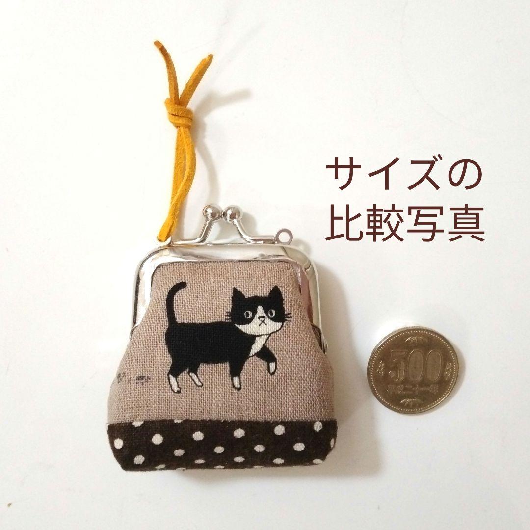 【うさっくま】がま口ペンケース（ハチワレ猫 )刺し子赤花／ペタンコがま口赤 ☘️ハチワレ猫のがま口ペタンコポーチ／ネズミチャーム生成と