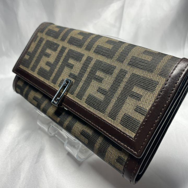 人気SALE人気 FENDI ズッカ柄 ダブルF金具 ブラウン lACom-m92401807068 フェンディ 折り長財布 2022送料無料
