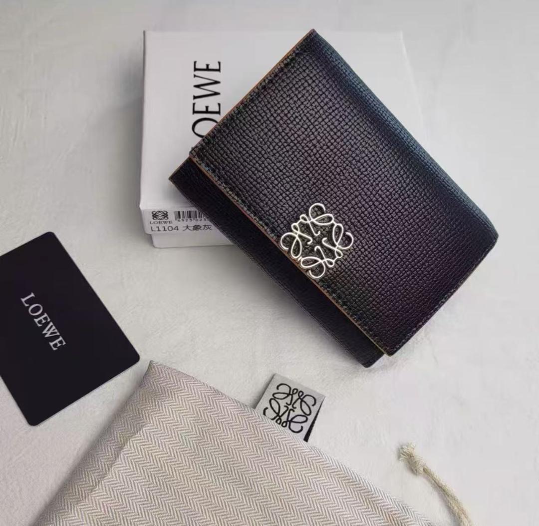 美品 未使用LOEWE ブラック 三つ折り財布 美品】LOEWE ブラック 三つ折り財布 - メルカリ