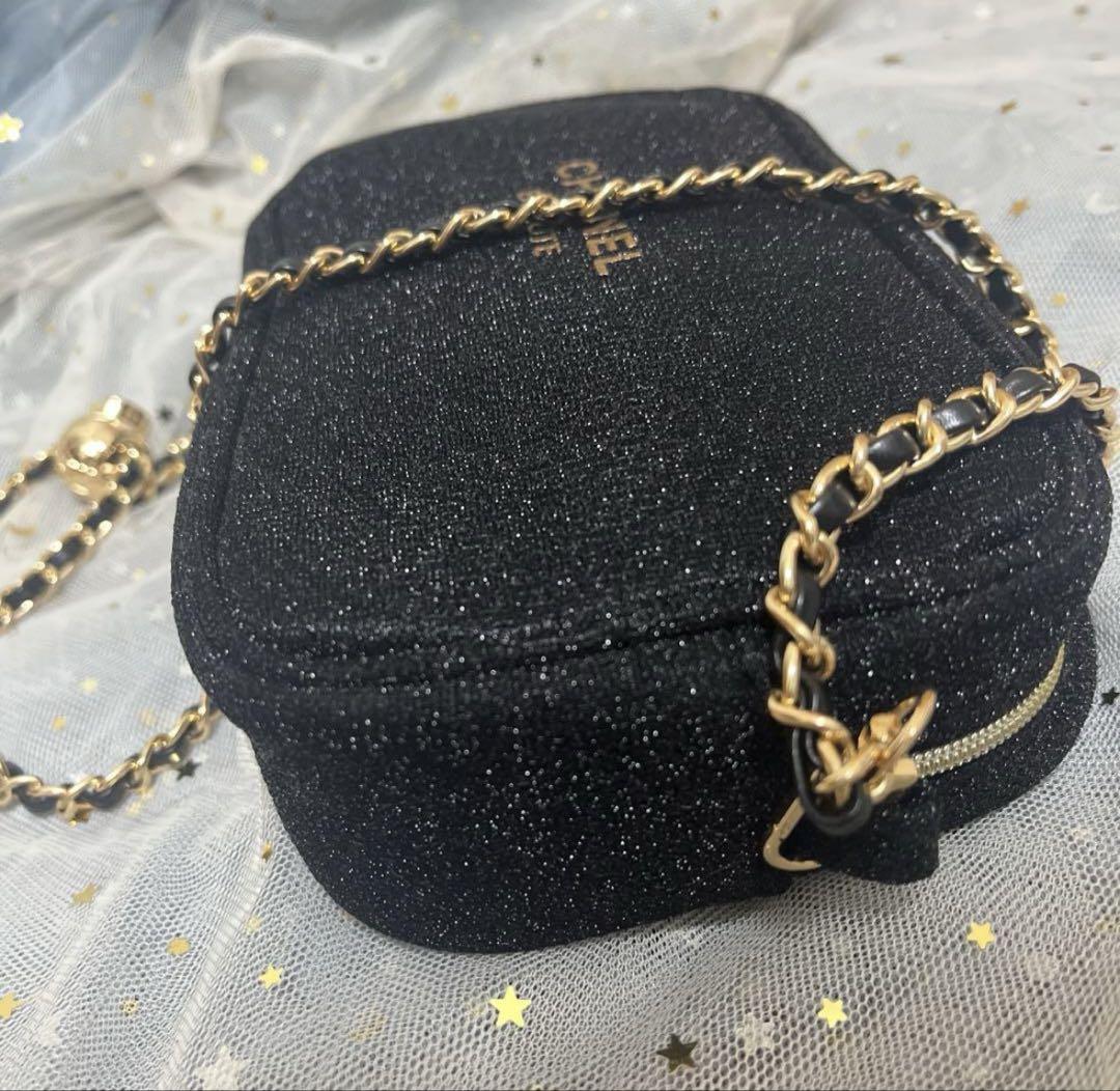 CHANELホリデー限定ポーチ非売品 - メルカリ