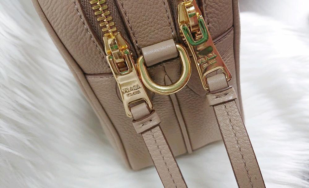 メルカリ - PRADA プラダ ダブルジップ ショルダーバッグ ベージュ ...