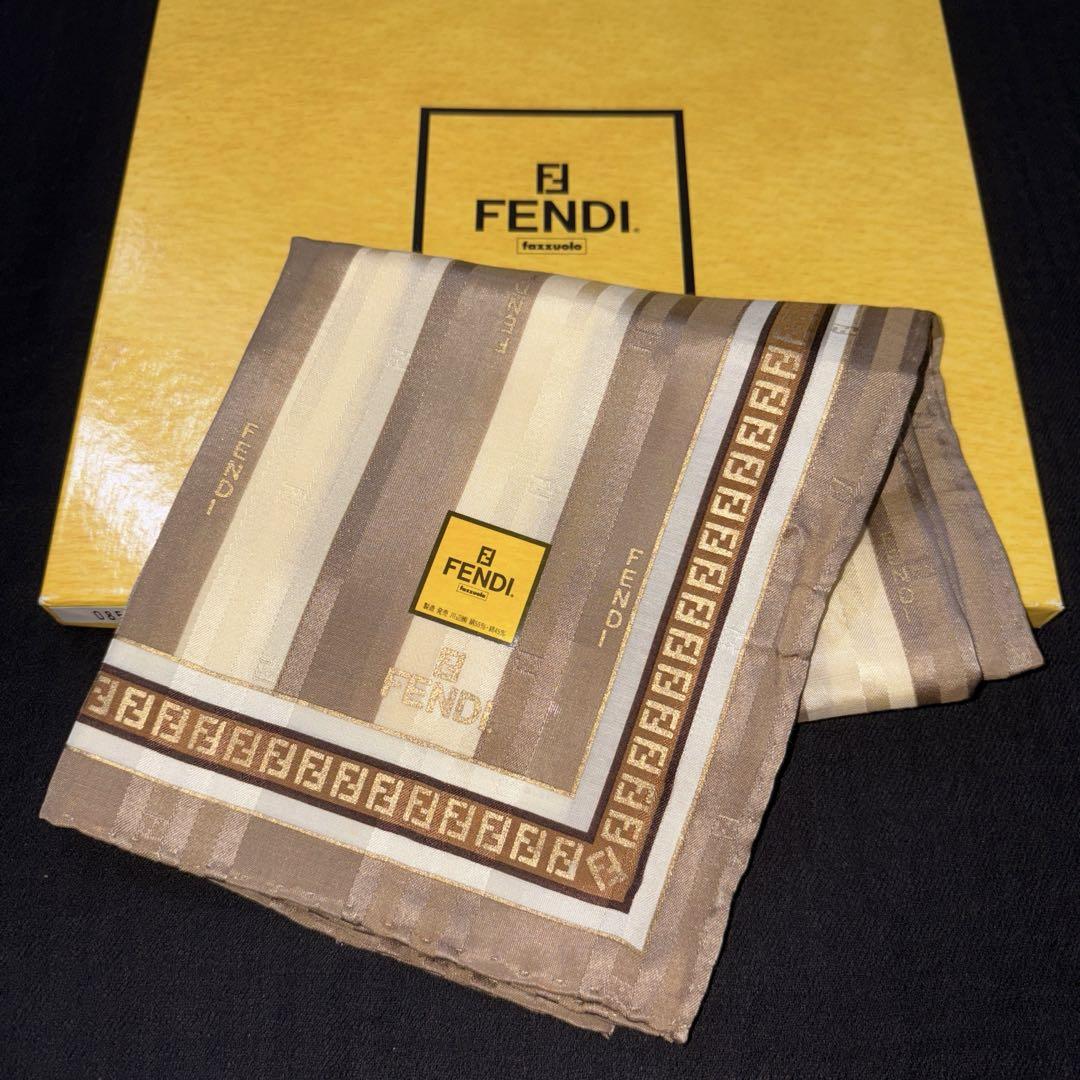 新品未使用FENDI ズッカ柄ペカン　シルク混スカーフ大判ハンカチ FENDI - 箱付きフェンディ定番ダブルズッカ柄シルク混大判