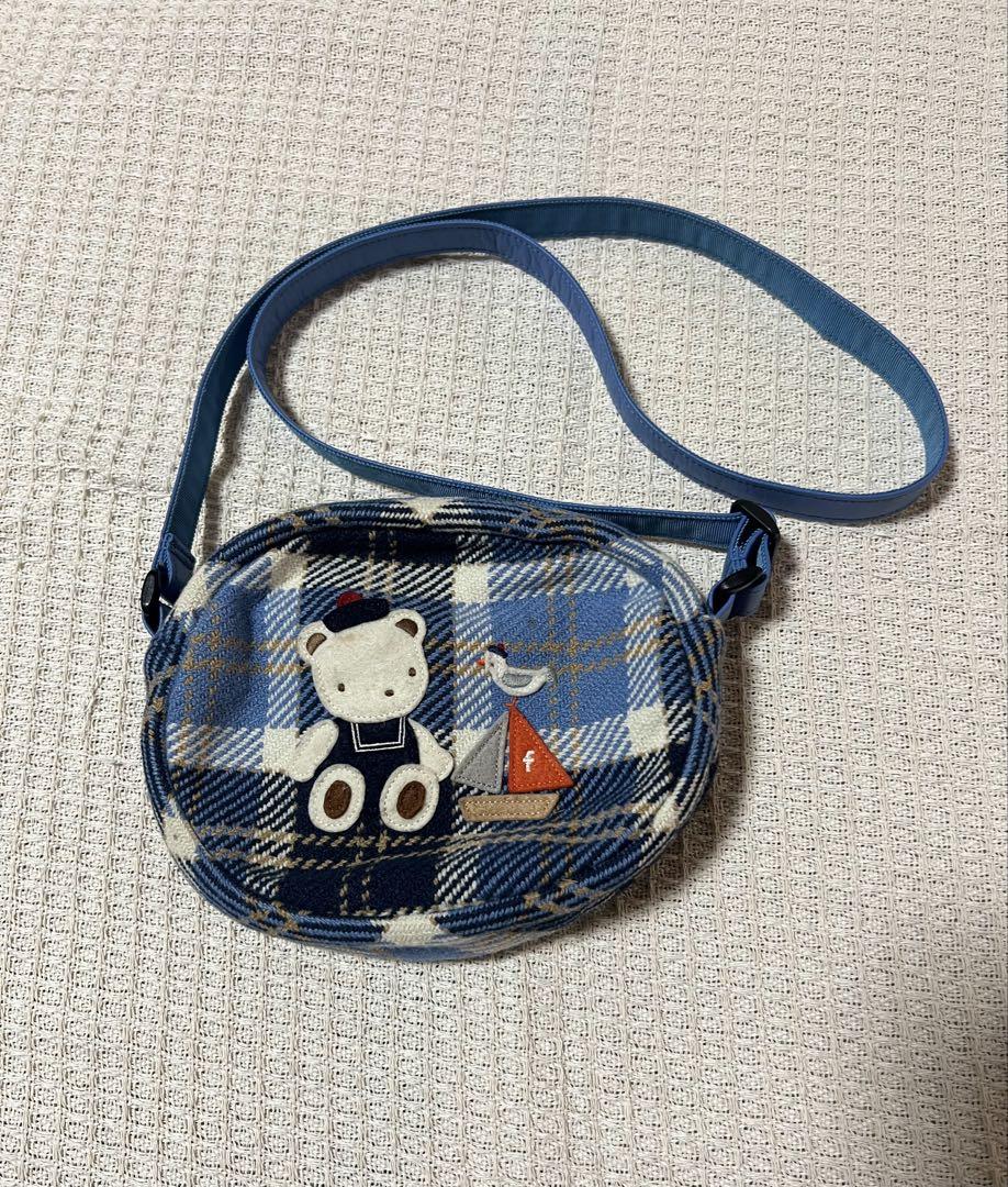 familiar 女の子とクマ刺繍 ショルダーバッグ familiar - ファミリア チャーム くま ショルダーバッグの通販