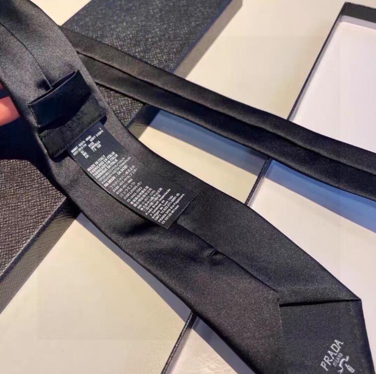大人気の prada ネクタイ 小物
