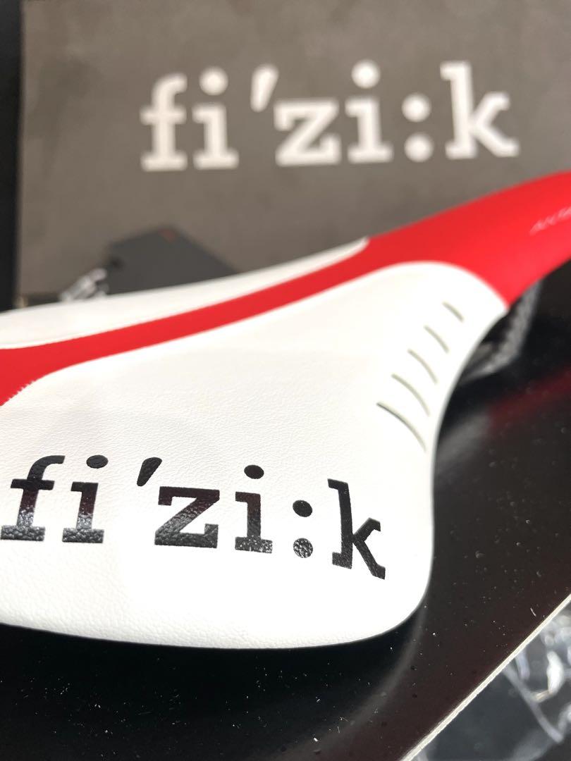 fi'zi:k PARES R3 サドル 165g 赤/白　　箱入り　新品未使用