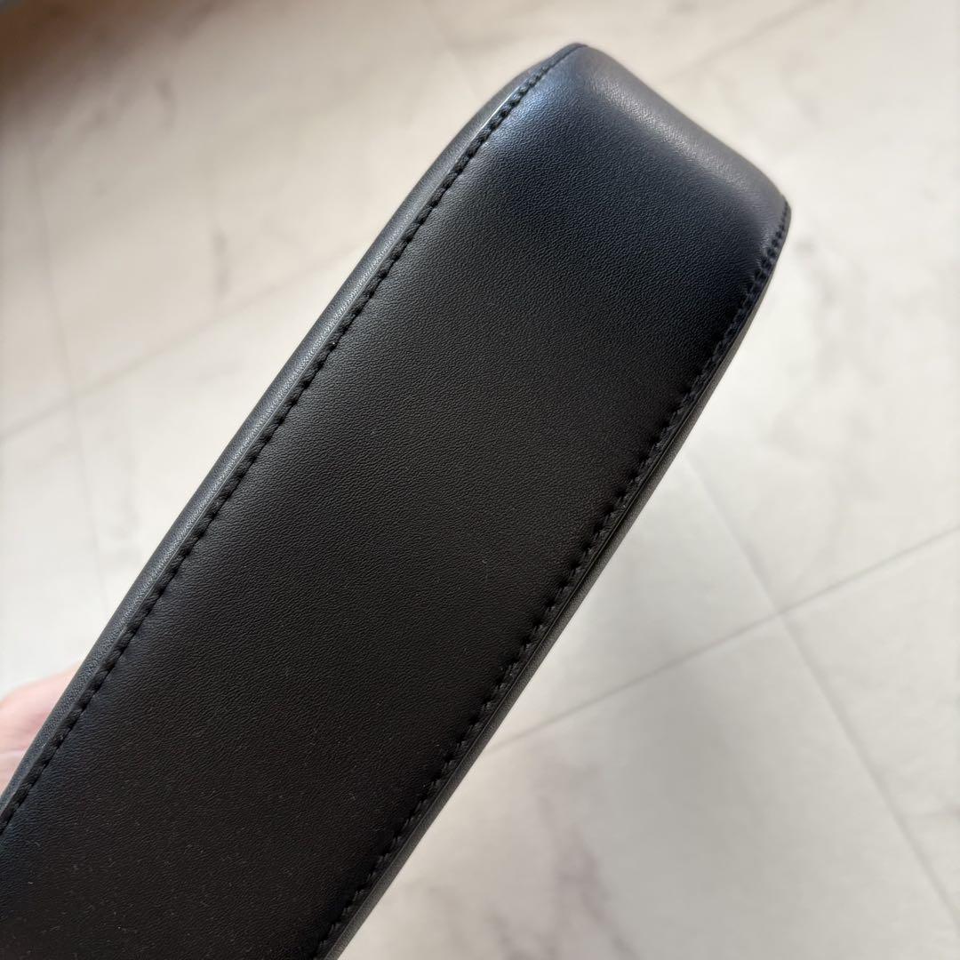 CHARLES & KEITH ブラック ハンドバッグ