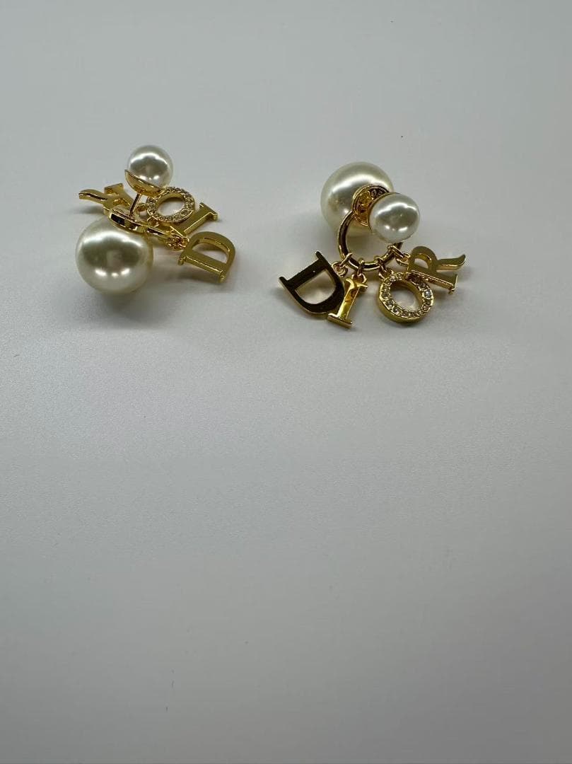 美品Dior パール ロゴチャーム ピアス