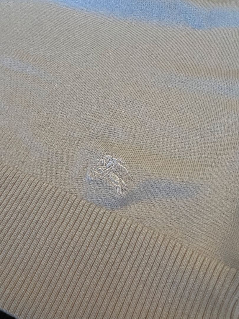 クリーム色 バーバリー タートルネック シルクカシミヤ 混合ニット Mサイズ クリーム色 バーバリー タートルネック シルクカシミヤ 混合ニット Mサイズ