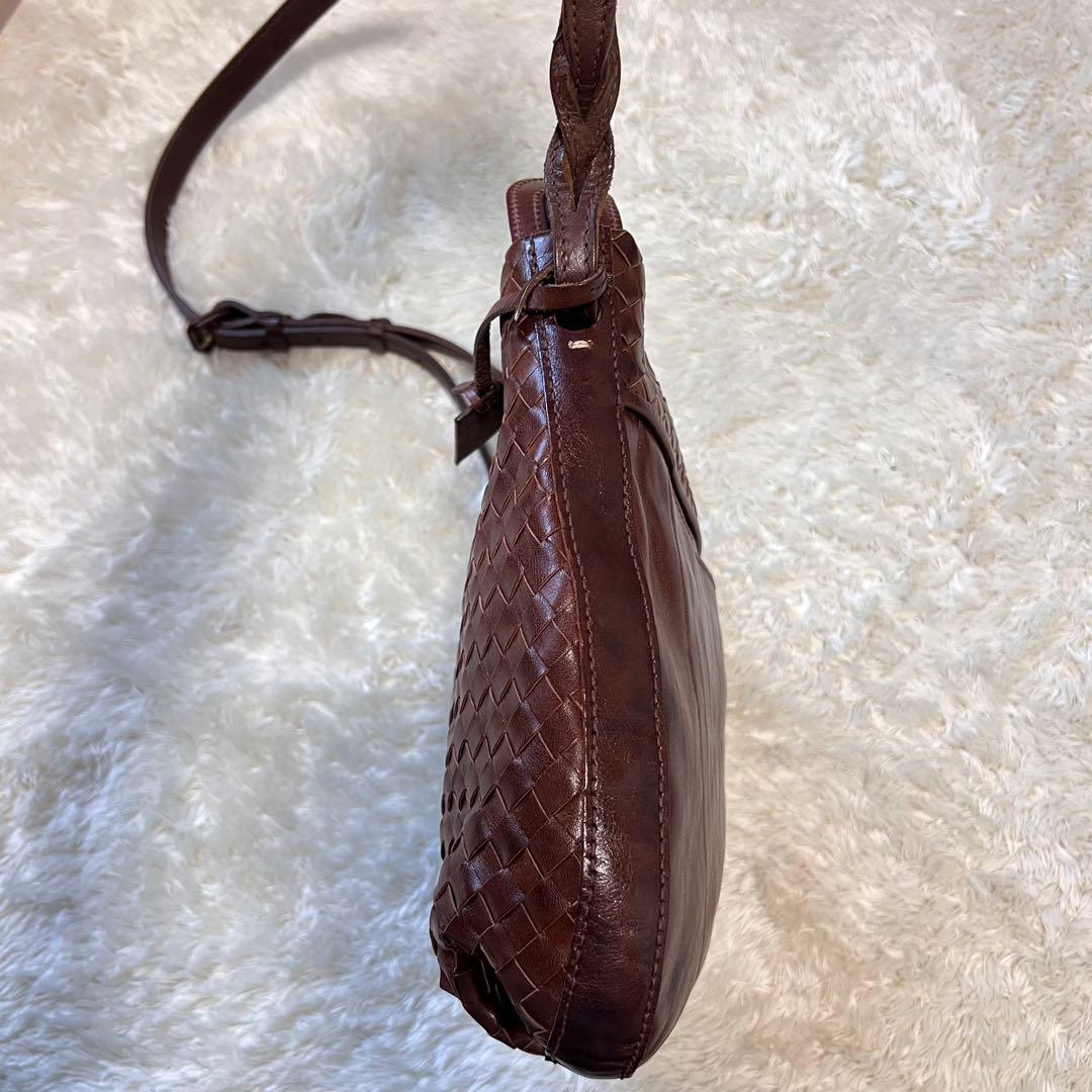 genten イントレチャート ショルダーバッグ ダークブラウン チャーム付 genten イントレチャート ショルダーバッグ ダークブラウン チャーム付