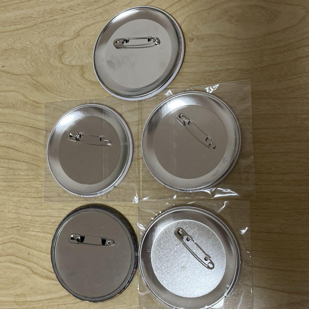 約束のネバーランド 缶バッチ 3つ おまけつき - メルカリ
