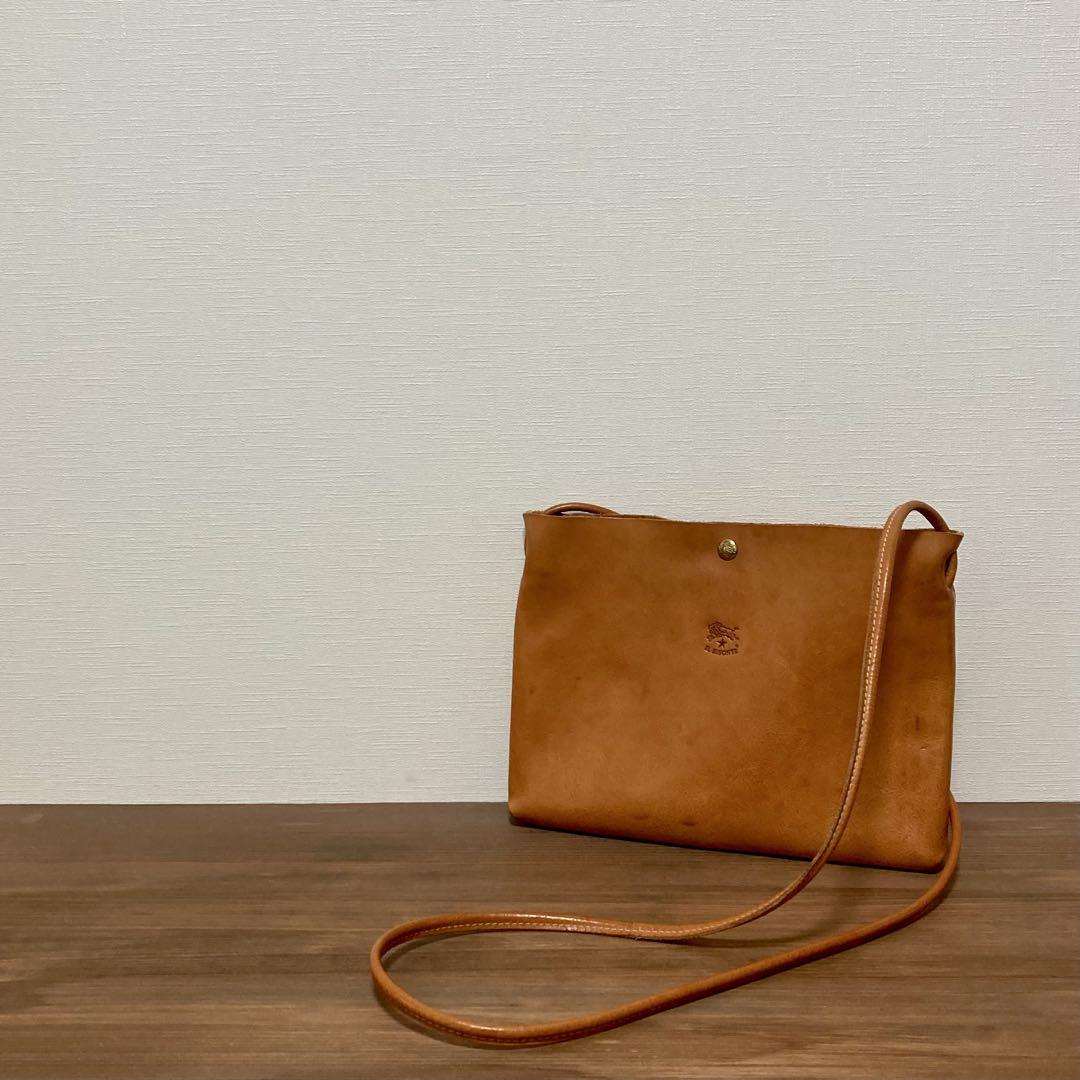 【美品】IL BISONTE クロスボディバッグ サコッシュ ヌメ レザー