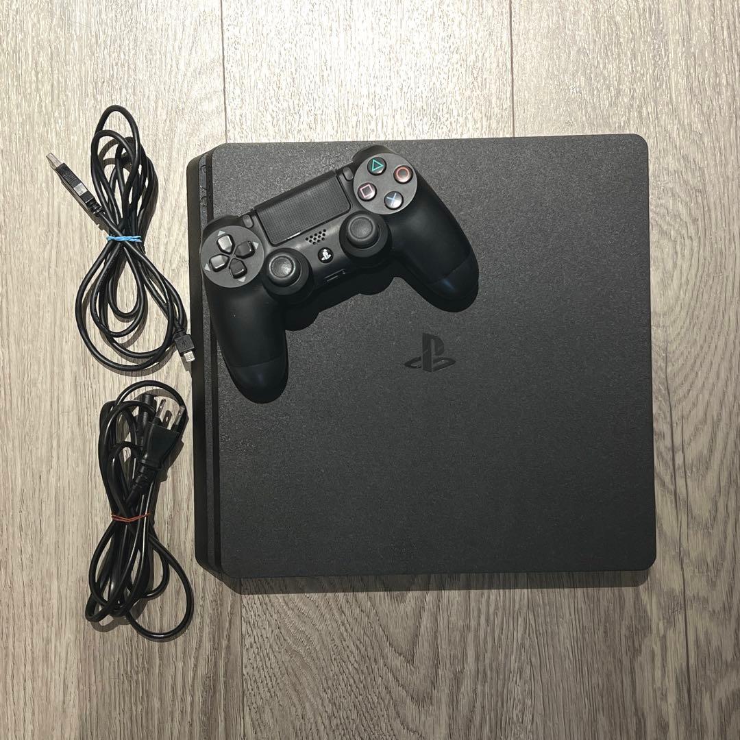 PlayStation 4 本体とコントローラー